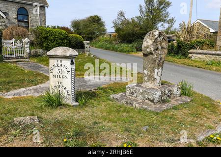 Ein alter Straßenschild aus Granitstein in Crows-an-wra, zwischen Penzance und Land's End, Cornwall, England, Großbritannien Stockfoto