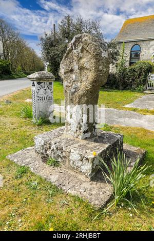 Ein alter Straßenschild aus Granitstein in Crows-an-wra, zwischen Penzance und Land's End, Cornwall, England, Großbritannien Stockfoto