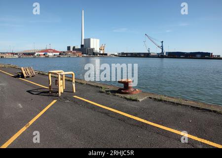 Hafen von Esbjerg und Skandinaviens höchstem Schornstein (250m) am Kohlekraftwerk Esbjerg, Dänemark. Stockfoto