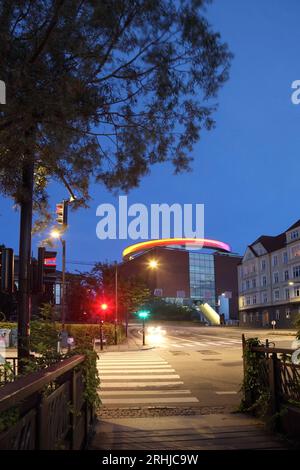 ARoS Kunstmuseum/Kunstmuseum, Aarhus, Dänemark, mit der „Rainbow Panorama“-Installation auf dem Dach. Stockfoto