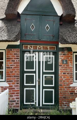 Holztür in traditionellem Reetdachhaus im Dorf Sønderho, Fano/Insel Fanø, Dänemark. Stockfoto