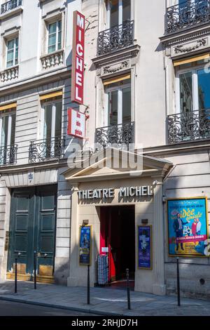 Blick von außen auf das Theater Michel, ein Pariser Bühnentheater im 8. Arrondissement von Paris, Frankreich Stockfoto
