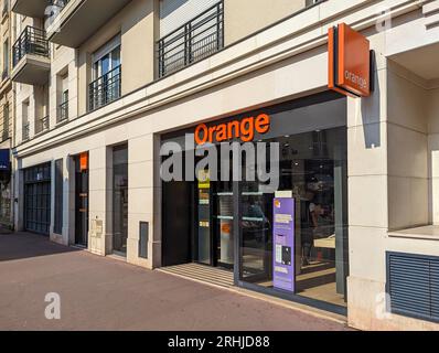 Außenansicht eines Orange Stores, früher bekannt als France Telecom, Mobilfunkbetreiber und einer der wichtigsten französischen Internetdienstanbieter Stockfoto