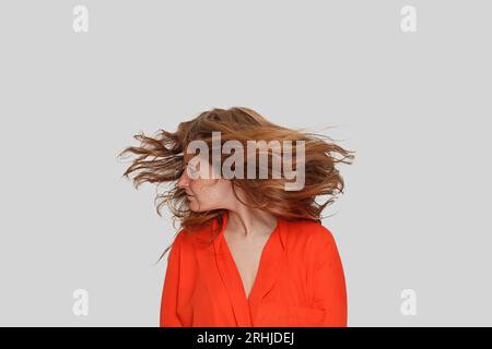 Portrait der perfekten Dame mit langen Haaren in Bewegung, Studioportrait Stockfoto