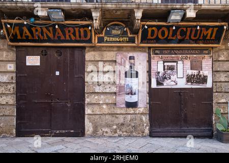 Altes Zeichen eines traditionellen Süßwarenladens in der Innenstadt von Bari Stockfoto