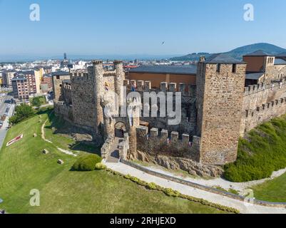 Templerburg in Ponferrada, Leon Spanien mittelalterliche Steinmauern, Türme, Fahnen Stockfoto