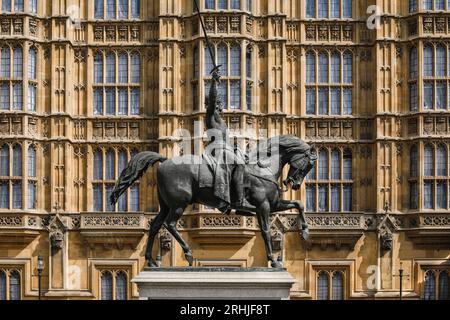 König Richard I. (Richard Coeur de Lion) Reiterstatue vor den Häusern des Parlaments, Palace of Westminster, London, England Stockfoto