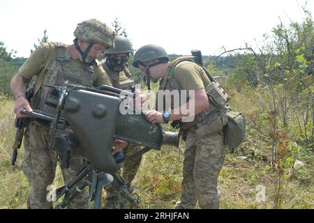 Bezirk Kupjansk, Ukraine. Aug. 2023. Ukrainische Soldaten nehmen am 16. August 2023 an einer militärischen Ausbildung im ukrainischen Bezirk Kupjansk Teil. Quelle: Peter Druk/Xinhua/Alamy Live News Stockfoto