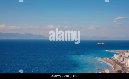 Reisen Sie nach Griechenland, den Mittelmeerinseln Rhodos. Ägäischer Strand mit Sonnenschirmen in der Stadt Rhodos Blick oben Stockfoto