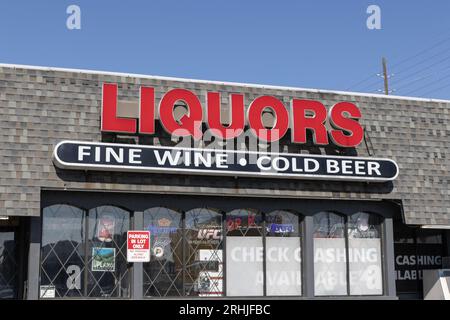 Indianapolis - 16. August 2023: Spirituosengeschäft mit einer Auswahl an feinen Weinen und kaltem Bier. Zeigen Sie Neon für Corona, Budweiser, Becks und Victoria Be an Stockfoto