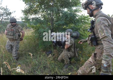 Bezirk Kupjansk, Ukraine. Aug. 2023. Ukrainische Soldaten nehmen am 16. August 2023 an einer militärischen Ausbildung im ukrainischen Bezirk Kupjansk Teil. Quelle: Peter Druk/Xinhua/Alamy Live News Stockfoto