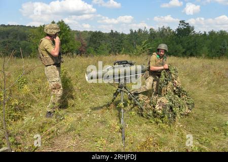 Bezirk Kupjansk, Ukraine. Aug. 2023. Ukrainische Soldaten nehmen am 16. August 2023 an einer militärischen Ausbildung im ukrainischen Bezirk Kupjansk Teil. Quelle: Peter Druk/Xinhua/Alamy Live News Stockfoto