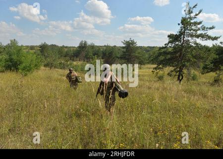 Bezirk Kupjansk, Ukraine. Aug. 2023. Ukrainische Soldaten nehmen am 16. August 2023 an einer militärischen Ausbildung im ukrainischen Bezirk Kupjansk Teil. Quelle: Peter Druk/Xinhua/Alamy Live News Stockfoto