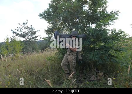 Bezirk Kupjansk, Ukraine. Aug. 2023. Ein ukrainischer Soldat nimmt am 16. August 2023 an einer militärischen Ausbildung im ukrainischen Kupjansk Teil. Quelle: Peter Druk/Xinhua/Alamy Live News Stockfoto