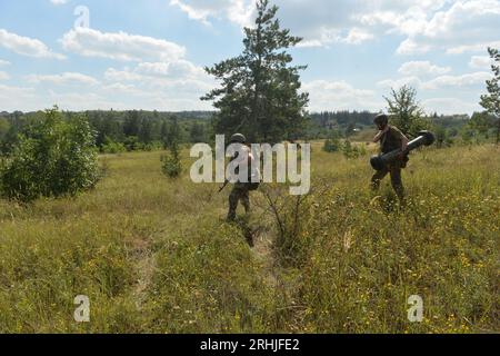 Bezirk Kupjansk, Ukraine. Aug. 2023. Ukrainische Soldaten nehmen am 16. August 2023 an einer militärischen Ausbildung im ukrainischen Bezirk Kupjansk Teil. Quelle: Peter Druk/Xinhua/Alamy Live News Stockfoto