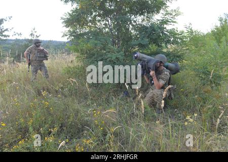 Bezirk Kupjansk, Ukraine. Aug. 2023. Ukrainische Soldaten nehmen am 16. August 2023 an einer militärischen Ausbildung im ukrainischen Bezirk Kupjansk Teil. Quelle: Peter Druk/Xinhua/Alamy Live News Stockfoto