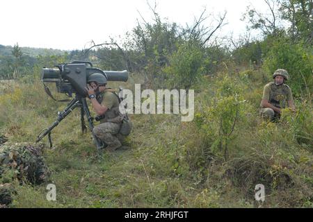 Bezirk Kupjansk, Ukraine. Aug. 2023. Ukrainische Soldaten nehmen am 16. August 2023 an einer militärischen Ausbildung im ukrainischen Bezirk Kupjansk Teil. Quelle: Peter Druk/Xinhua/Alamy Live News Stockfoto