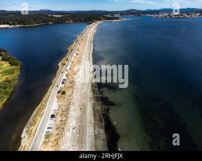 Luftsandspucke mit einer langen geraden Straße mit Urlaubern und Autos, die in Victoria British Columbia Kanada geparkt sind. Stockfoto