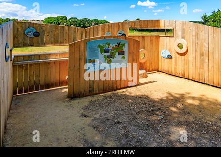 Ein neues Vogelhäuschen am Ufer des River Otter Estuary Nature Reserve in Budleigh Salterton an der Jurassic Coast, Devon, England, Großbritannien Stockfoto