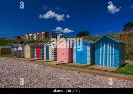 Farbenfrohe Strandhütten am Meer in Budleigh Salterton an der Jurassic Coast, Devon, England, Großbritannien Stockfoto