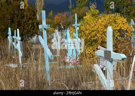 Ein russischer Friedhof in Ananevo am Nordufer des Issyk-Kul-Sees, Kirgisistan. Stockfoto