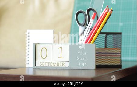 Kalender, 1. September. Zurück zur Schule. Hölzerner ewiger Blockkalender für den Tisch, Holzblöcke zur Anzeige des Datums des Monats. Schreibwaren Stockfoto