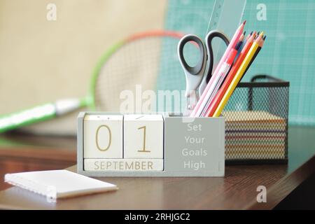 Kalender, 1. September. Zurück zur Schule. Hölzerner ewiger Blockkalender für den Tisch, Holzblöcke zur Anzeige des Datums des Monats Stockfoto