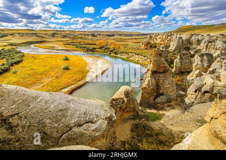 Verwitterte Sandstein Felsformationen entlang der Milk River in Writing-On-Stein Provinvial Park, Alberta Stockfoto