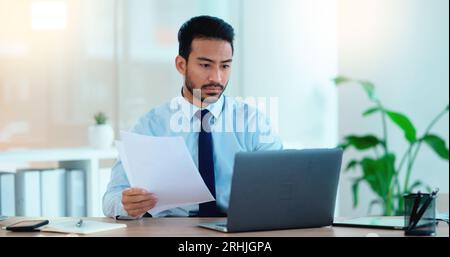 Junger Mann, der in einem Büro an seinem Laptop arbeitete, frustriert, gestresst und wütend über einen schlechten Verkaufsbericht nach einer Marketingkampagne. Business Manager Stockfoto