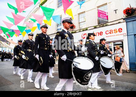 Falmouth, Großbritannien. August 2023. Crews, die an der Magellan-Elcano-Großschiffparade 2023 durch die Straßen von Falmouth teilnehmen. Anrede: Kai Greet/Alamy Live News. Stockfoto