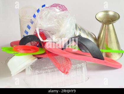 Kunststoffabfälle, Recyclingmaterial, Kunststoffe, synthetische Materialien, Zinn, Metalle. Umweltverschmutzung, Ozeane und Flüsse. Stockfoto