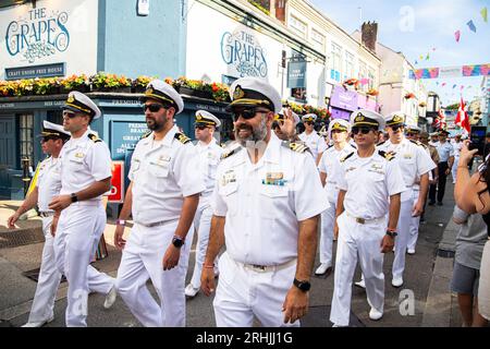 Falmouth, Großbritannien. August 2023. Crews, die an der Magellan-Elcano-Großschiffparade 2023 durch die Straßen von Falmouth teilnehmen. Anrede: Kai Greet/Alamy Live News. Stockfoto