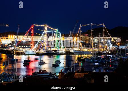 Falmouth, Großbritannien. August 2023. Große Schiffe, die am Magellan-Elcano-Rennen 2023 teilnahmen, leuchteten in Falmouth. Anrede: Kai Greet/Alamy Live News. Stockfoto