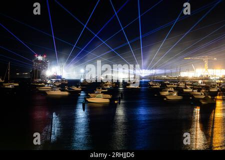 Falmouth, Großbritannien. August 2023. Ein Laserdisplay wurde im Hafen von Falmouth im Rahmen von Veranstaltungen vor dem Start des Magellan-Elcano 2023-Rennens für Großschiffe gezeigt. Anrede: Kai Greet/Alamy Live News. Stockfoto