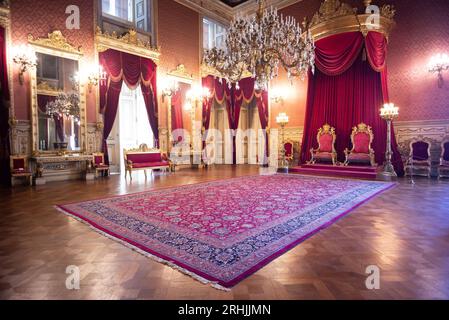 Blick auf den Nationalpalast Ajuda, eine ehemalige neoklassizistische Residenz, die im 19. Jahrhundert von der portugiesischen Königsfamilie genutzt wurde. In lissabon, Portugal Stockfoto