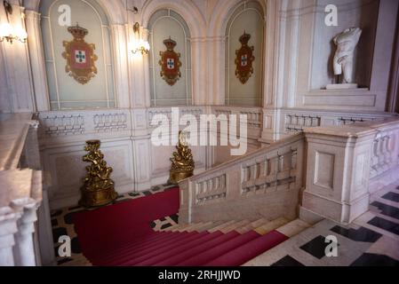 Blick auf den Nationalpalast Ajuda, eine ehemalige neoklassizistische Residenz, die im 19. Jahrhundert von der portugiesischen Königsfamilie genutzt wurde. In lissabon, Portugal Stockfoto