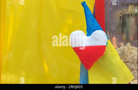 Die Flaggen Polens und der Ukraine bilden eine Herzform. Demonstration zur Unterstützung der Ukraine bei einem Straßenessen-Festival. Stockfoto