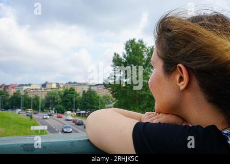 Seitenansicht der Frau, die den Blick gegen den Himmel betrachtet Stockfoto