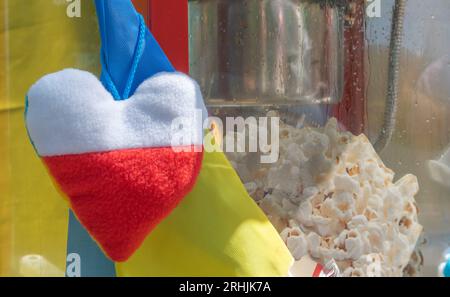 Die Flaggen Polens und der Ukraine bilden eine Herzform. Demonstration zur Unterstützung der Ukraine bei einem Straßenessen-Festival. Stockfoto