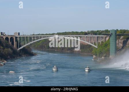 NIAGARA FALLS, ON, KANADA - 21. MAI: Rainbow Bridge und Tour Boats. Mai 21,2007 in Niagara Falls, ON, Kanada Stockfoto