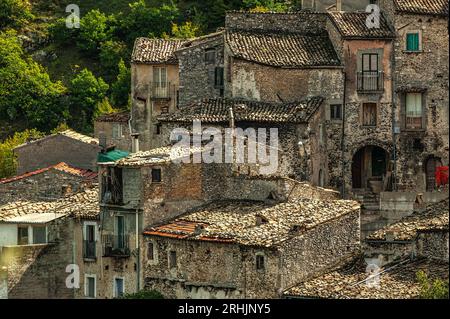 Kleines altes Dorf auf einem Hügel von Prezza. Provinz L'Aquila, Abruzzen, Italien, Europa Stockfoto
