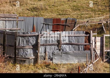 Tiergehege aus alten, sogar rostigen Metallblechen. Abruzzen, Italien, Europa Stockfoto