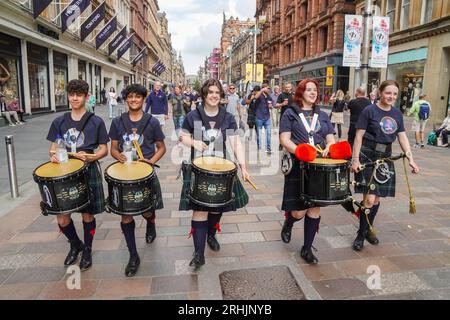 Glasgow, Großbritannien. Aug. 2023. Zwei Tage vor Beginn der 20. Auflage des Glasgow International Piping Festivals können Besucher der Stadt Glasgow Restaurants und Cafés im Freien besuchen, während Pfeifenbands kostenlose Straßenaufführungen geben. Credit Credit: Findlay/Alamy Live News Stockfoto