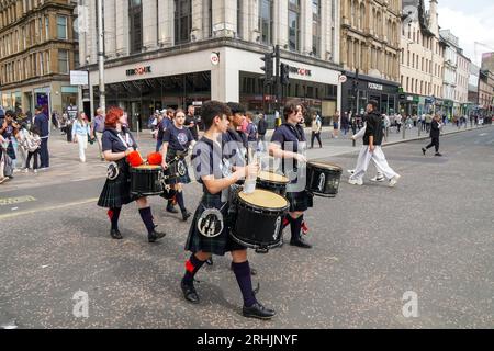 Glasgow, Großbritannien. Aug. 2023. Zwei Tage vor Beginn der 20. Auflage des Glasgow International Piping Festivals können Besucher der Stadt Glasgow Restaurants und Cafés im Freien besuchen, während Pfeifenbands kostenlose Straßenaufführungen geben. Credit Credit: Findlay/Alamy Live News Stockfoto