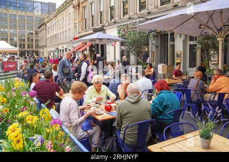 Glasgow, Großbritannien. Aug. 2023. Zwei Tage vor Beginn der 20. Auflage des Glasgow International Piping Festivals können Besucher der Stadt Glasgow Restaurants und Cafés im Freien besuchen, während Pfeifenbands kostenlose Straßenaufführungen geben. Credit Credit: Findlay/Alamy Live News Stockfoto