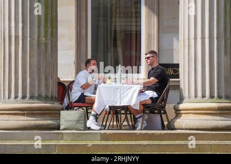 Glasgow, Großbritannien. Aug. 2023. Zwei Tage vor Beginn der 20. Auflage des Glasgow International Piping Festivals können Besucher der Stadt Glasgow Restaurants und Cafés im Freien besuchen, während Pfeifenbands kostenlose Straßenaufführungen geben. Credit Credit: Findlay/Alamy Live News Stockfoto