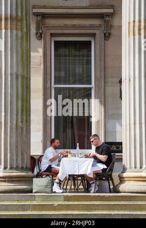 Glasgow, Großbritannien. Aug. 2023. Zwei Tage vor Beginn der 20. Auflage des Glasgow International Piping Festivals können Besucher der Stadt Glasgow Restaurants und Cafés im Freien besuchen, während Pfeifenbands kostenlose Straßenaufführungen geben. Credit Credit: Findlay/Alamy Live News Stockfoto