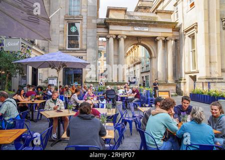 Glasgow, Großbritannien. Aug. 2023. Zwei Tage vor Beginn der 20. Auflage des Glasgow International Piping Festivals können Besucher der Stadt Glasgow Restaurants und Cafés im Freien besuchen, während Pfeifenbands kostenlose Straßenaufführungen geben. Credit Credit: Findlay/Alamy Live News Stockfoto