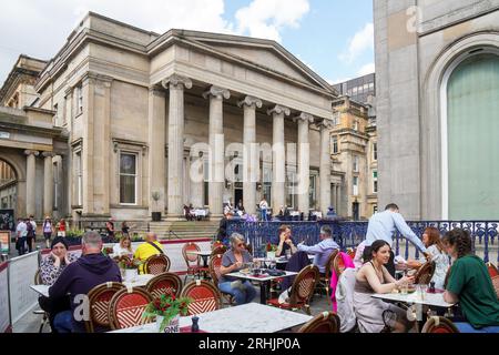 Glasgow, Großbritannien. Aug. 2023. Zwei Tage vor Beginn der 20. Auflage des Glasgow International Piping Festivals können Besucher der Stadt Glasgow Restaurants und Cafés im Freien besuchen, während Pfeifenbands kostenlose Straßenaufführungen geben. Credit Credit: Findlay/Alamy Live News Stockfoto