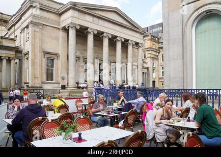 Glasgow, Großbritannien. Aug. 2023. Zwei Tage vor Beginn der 20. Auflage des Glasgow International Piping Festivals können Besucher der Stadt Glasgow Restaurants und Cafés im Freien besuchen, während Pfeifenbands kostenlose Straßenaufführungen geben. Credit Credit: Findlay/Alamy Live News Stockfoto